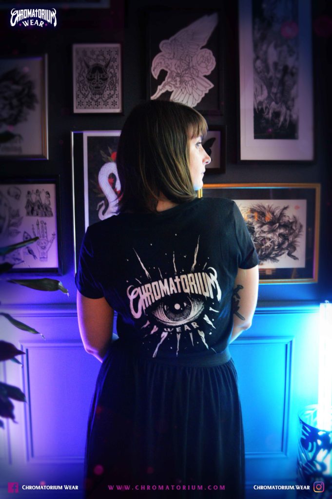 femme-modèle-chromatorium-wear-clothing-tshirt-eye modèle femme pour présentation vêtements chromatorium wear clothing eye