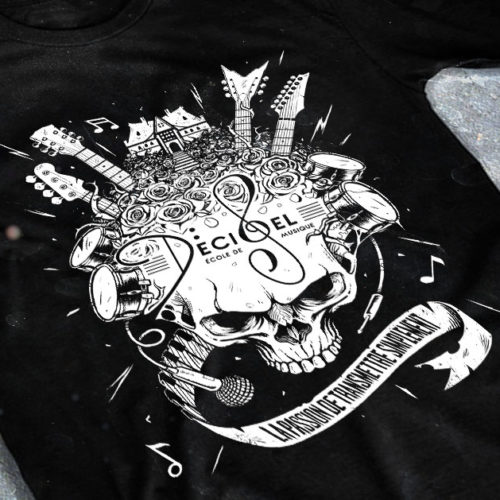 merchandising clothing du t-shirt noir pour l'école de musique Decibel rock metal fait par le chromatorium